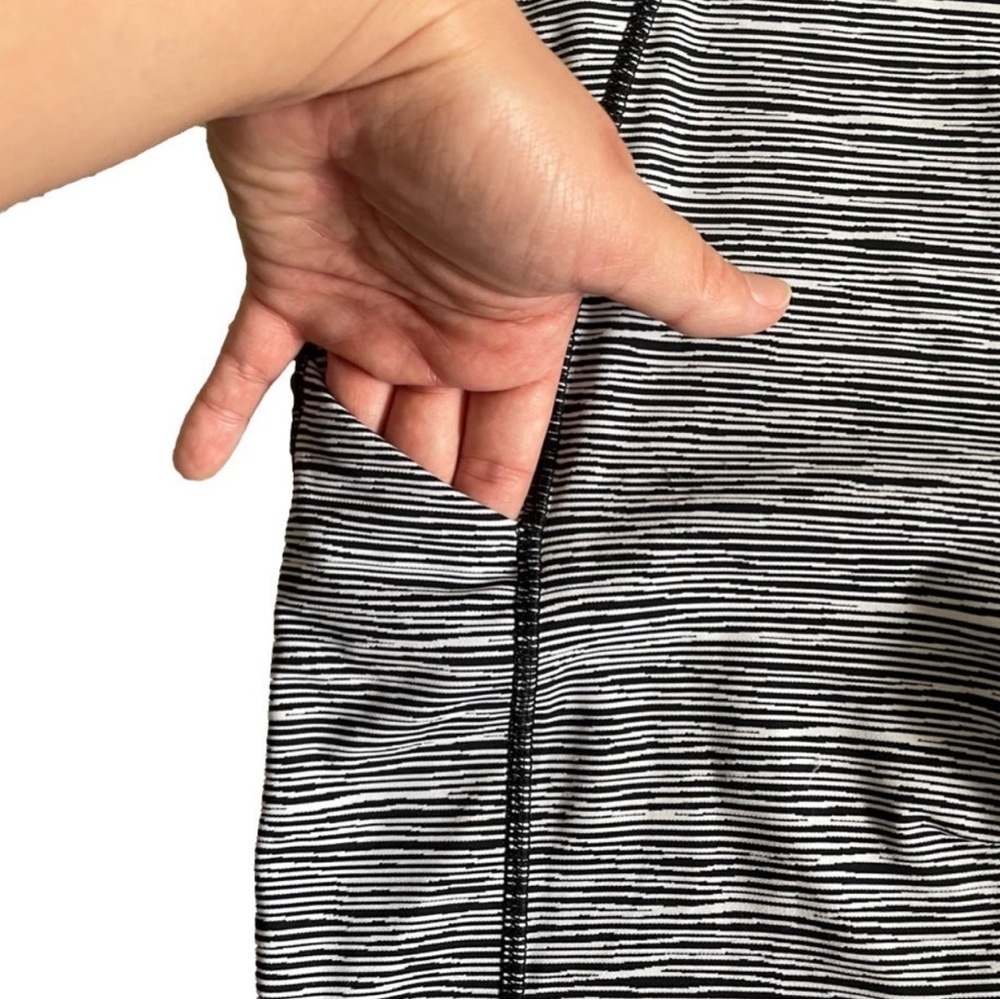 Athleta Ultimate Linear Lines Capri Size Small Black White Coin Pocket Stretch - Picture 7 of 11